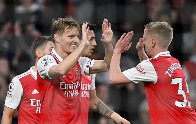 Tình huống Odegaard (số 8, đỏ) cứa lòng vào góc cao mở tỷ số. Ảnh: Sky