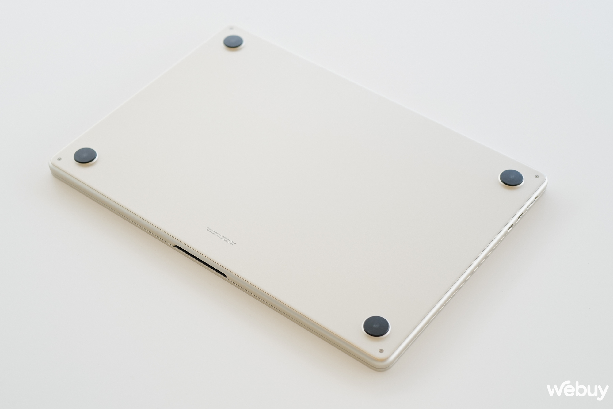 Ảnh thực tế chiếc MacBook
                      15 inch mỏng nhẹ nhất của Apple, giá chính hãng chỉ 32,99 triệu đồng - Ảnh 9.