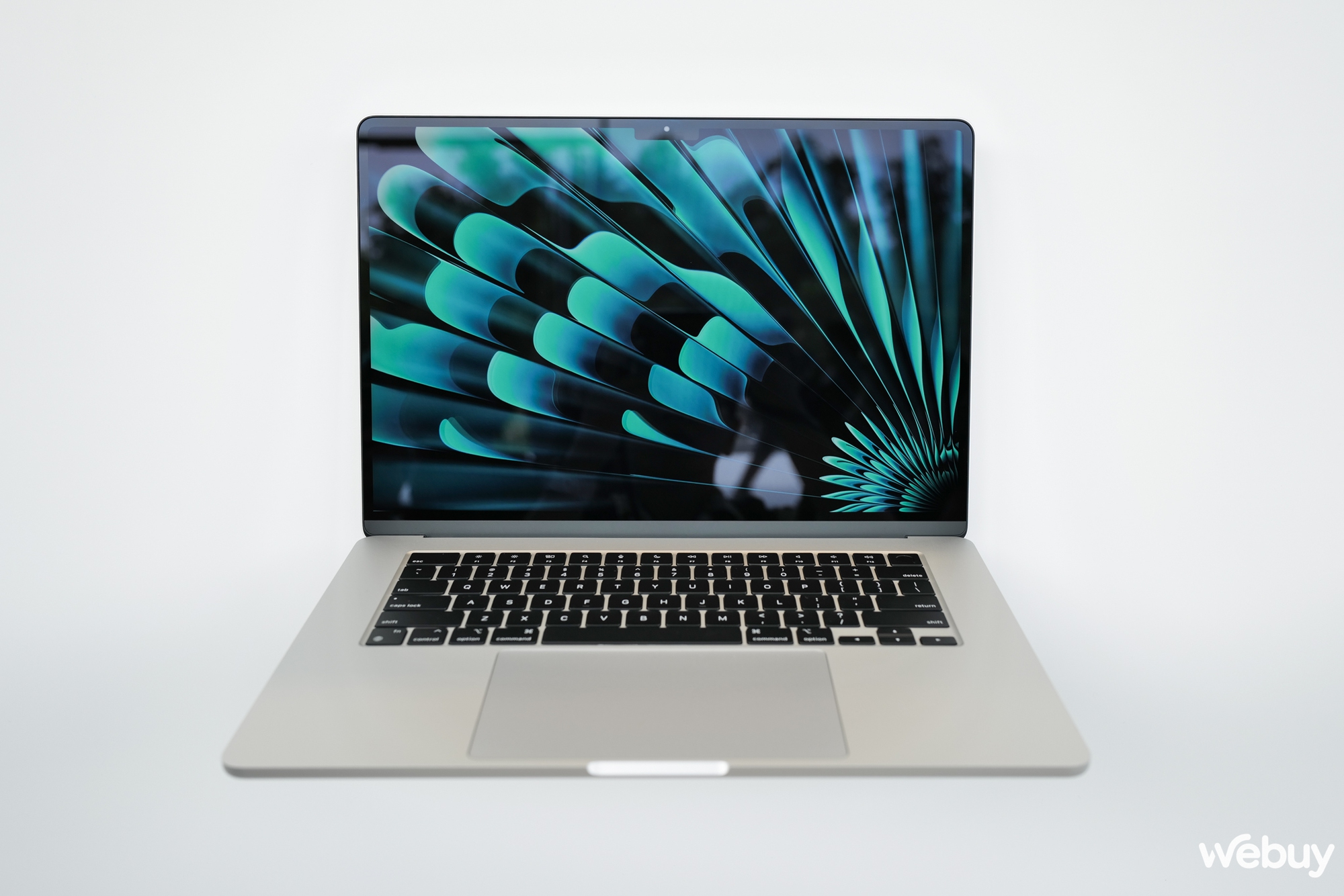 Ảnh thực tế chiếc MacBook 15 inch mỏng nhẹ nhất của Apple, giá chính hãng chỉ 32,99
                      triệu đồng - Ảnh 2.