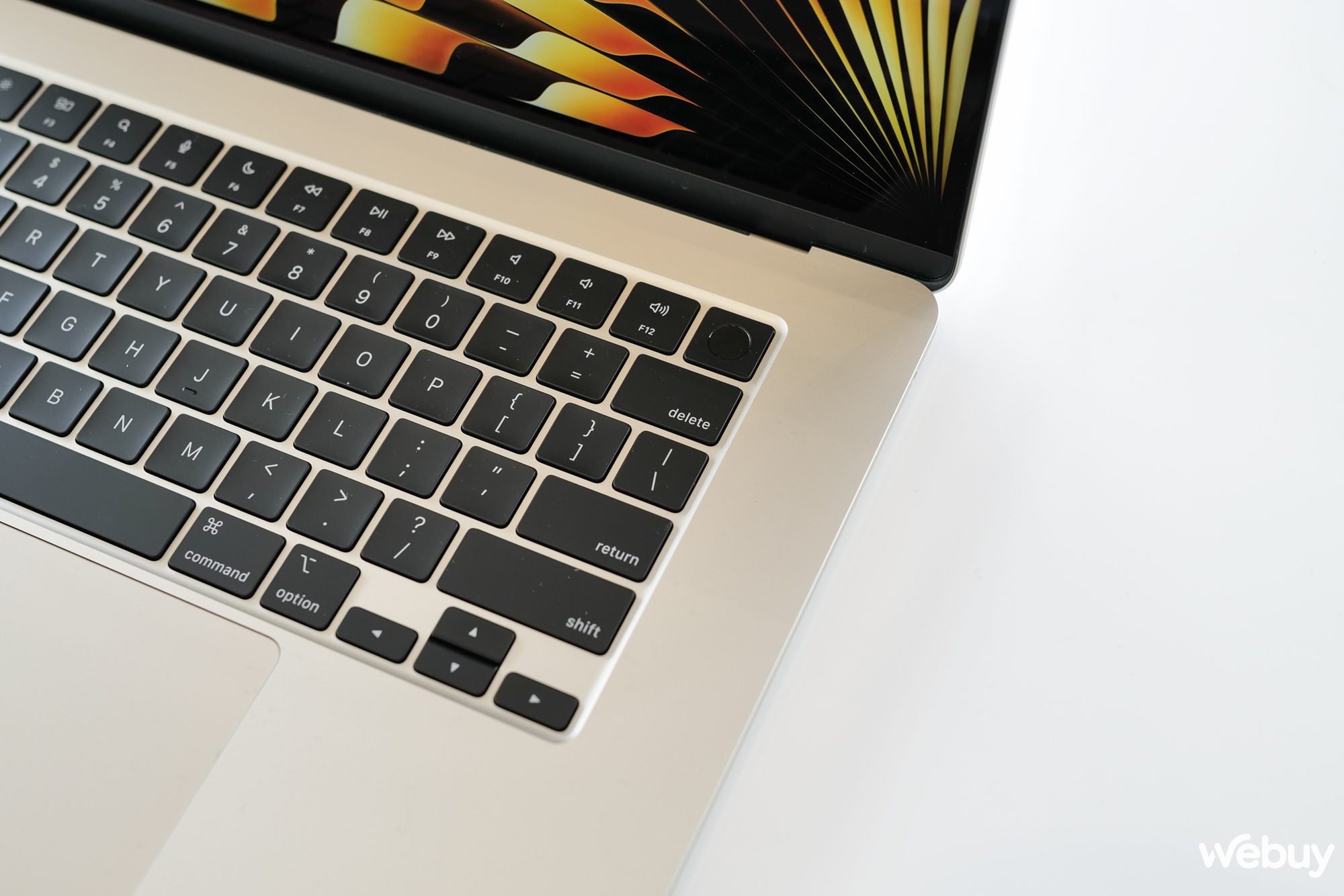 Ảnh thực tế chiếc MacBook 15 inch
                      mỏng nhẹ nhất của Apple, giá chính hãng chỉ 32,99 triệu đồng - Ảnh 12.