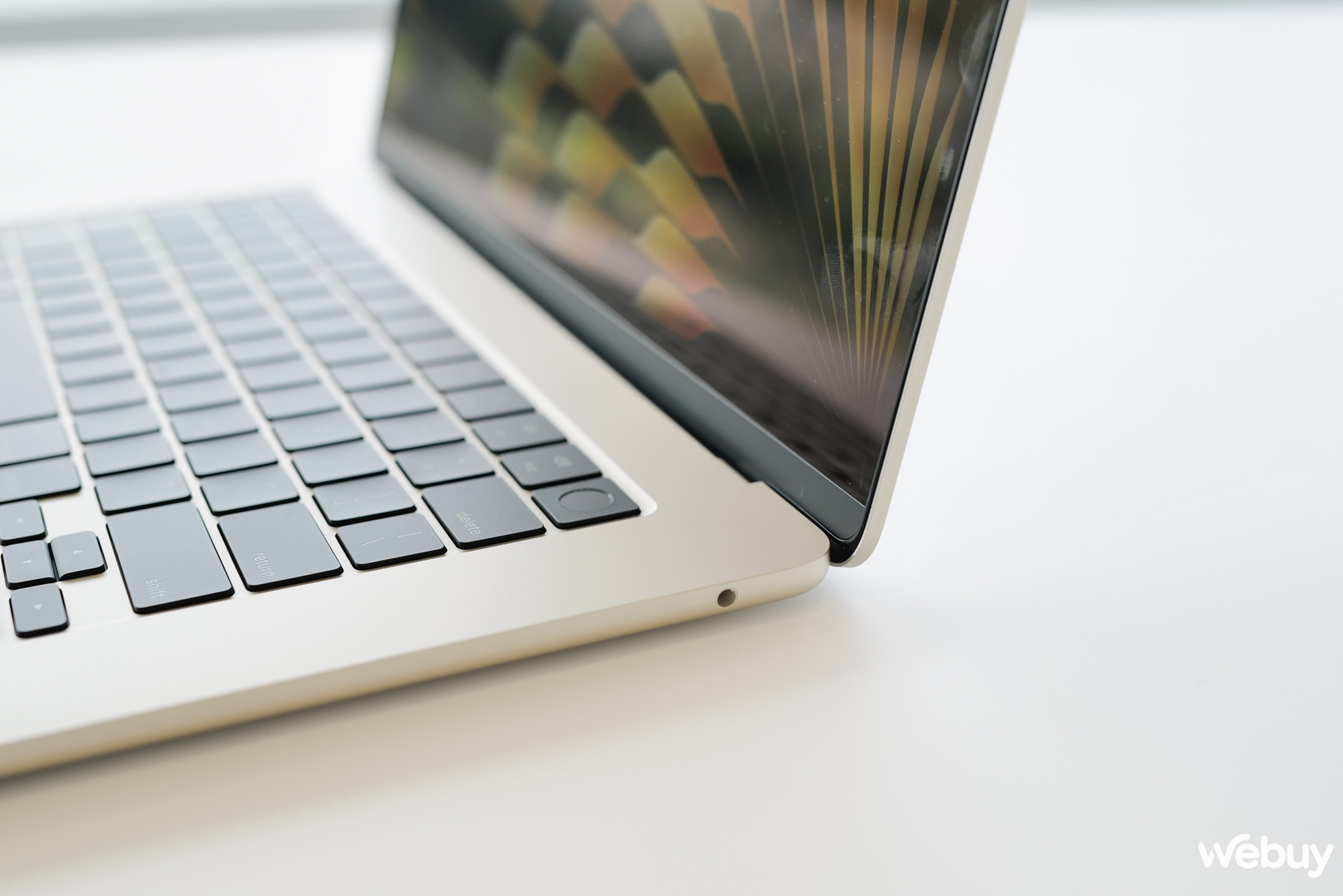 Ảnh thực tế chiếc MacBook 15 inch mỏng nhẹ nhất của Apple, giá chính hãng chỉ 32,99
                      triệu đồng - Ảnh 11.