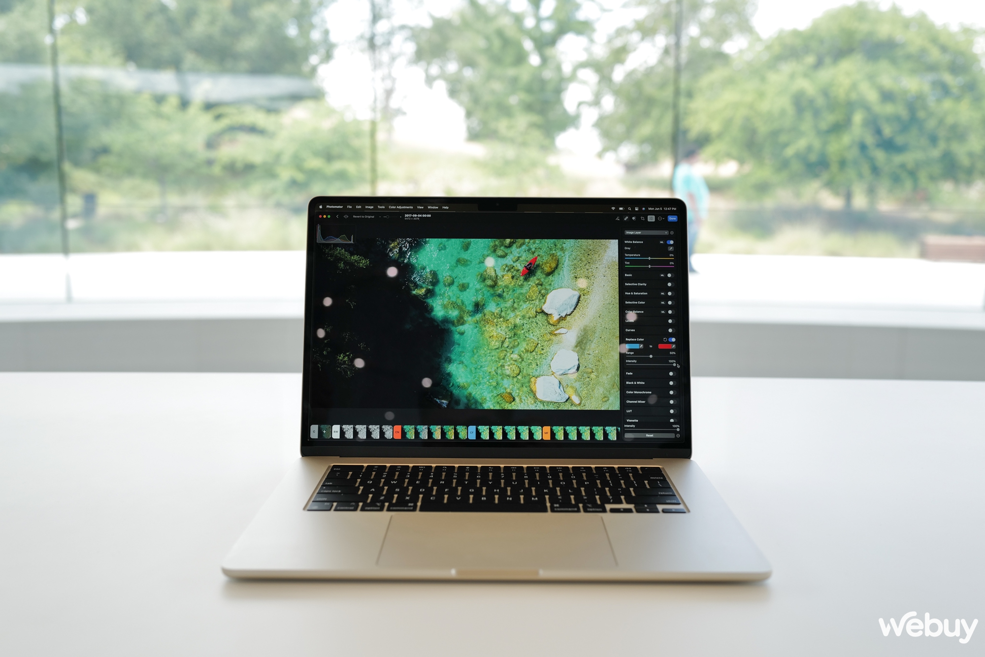 Ảnh thực tế chiếc MacBook 15
                      inch mỏng nhẹ nhất của Apple, giá chính hãng chỉ 32,99 triệu đồng - Ảnh 14.