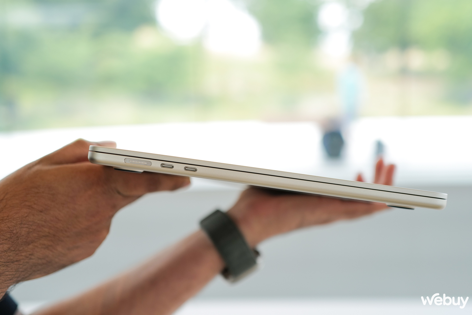 Ảnh thực tế chiếc MacBook 15 inch
                      mỏng nhẹ nhất của Apple, giá chính hãng chỉ 32,99 triệu đồng - Ảnh 10.