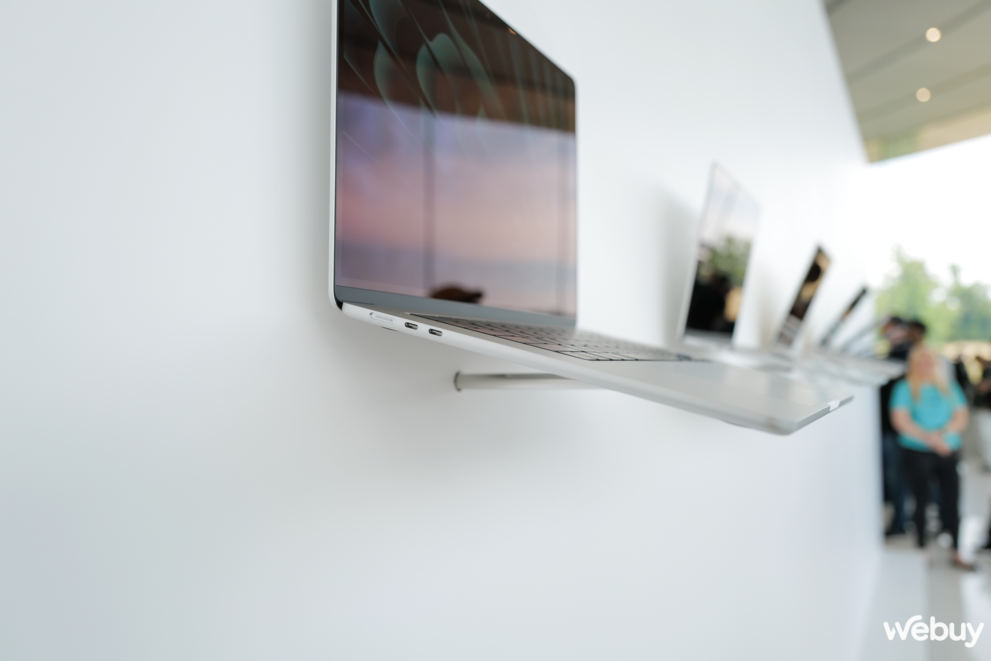 Ảnh thực tế chiếc MacBook 15 inch mỏng nhẹ nhất của Apple, giá chính hãng chỉ 32,99 triệu đồng -
                      Ảnh 8.