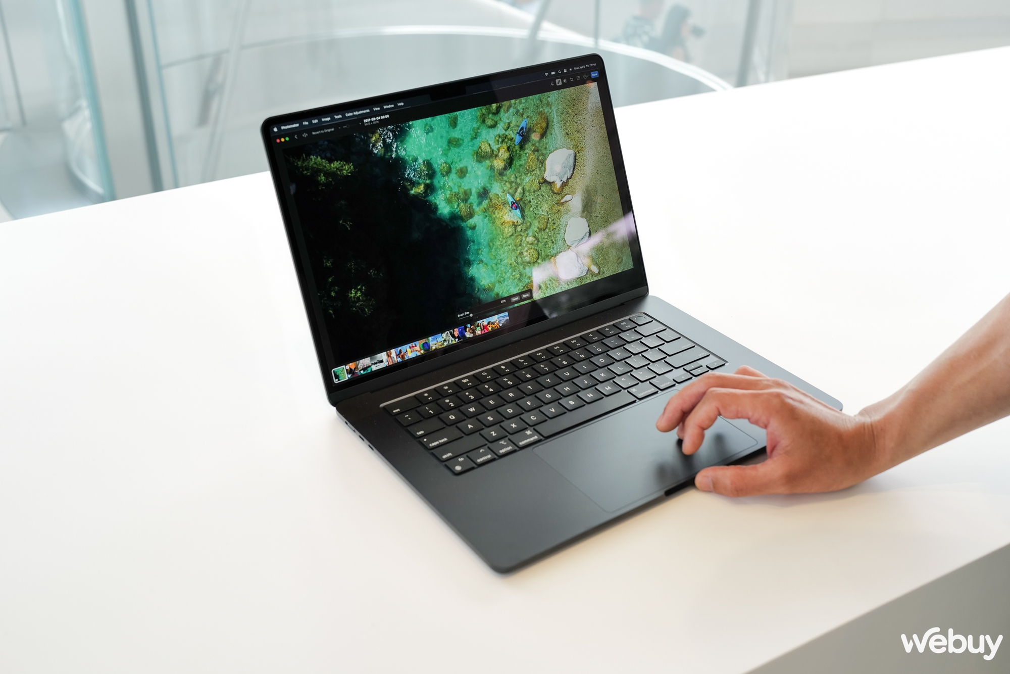 Ảnh thực tế chiếc MacBook 15 inch mỏng nhẹ nhất của Apple, giá chính hãng chỉ 32,99 triệu đồng -
                      Ảnh 5.