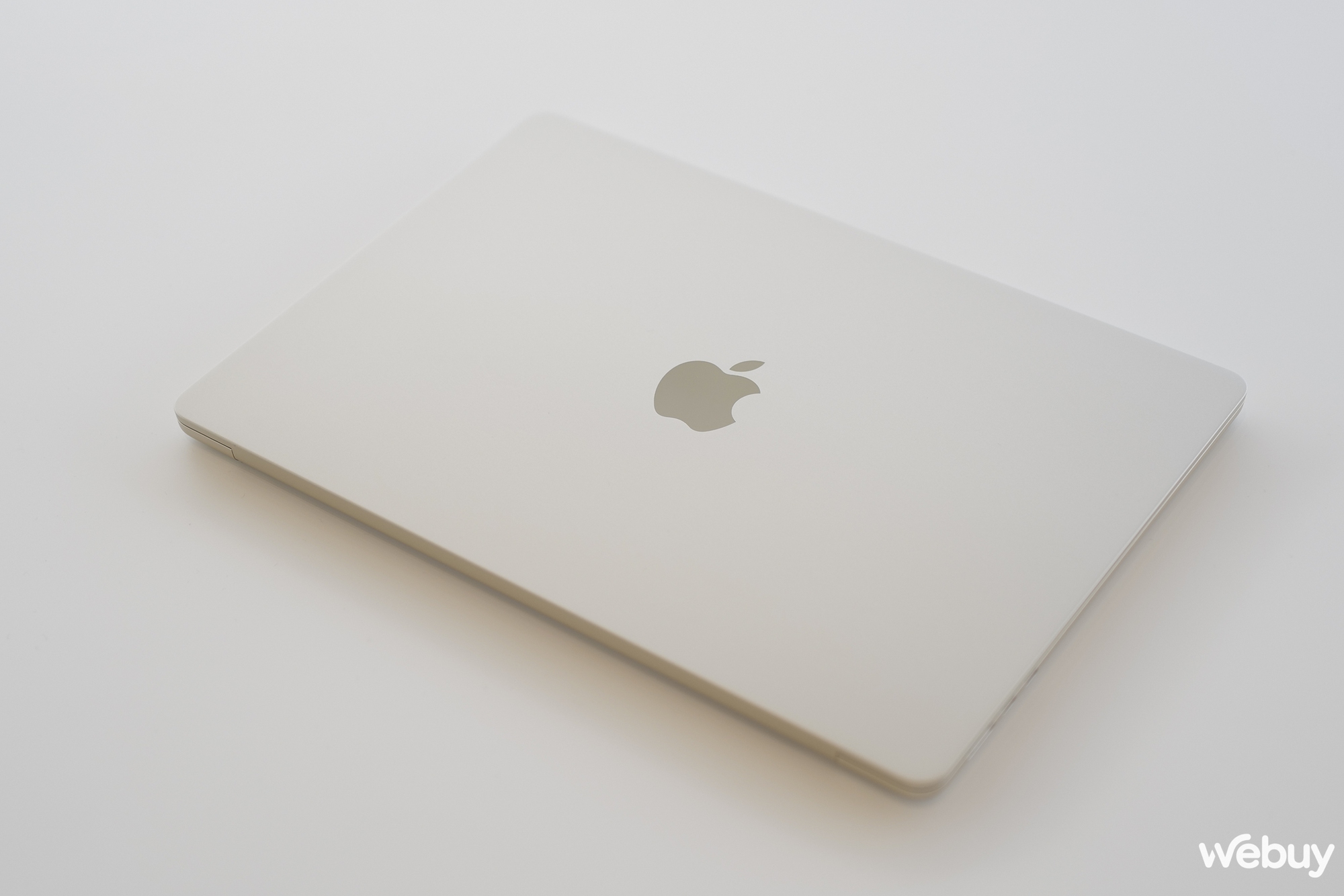 Ảnh thực tế chiếc MacBook 15 inch mỏng nhẹ nhất của Apple, giá chính hãng chỉ 32,99 triệu đồng
                      - Ảnh 1.