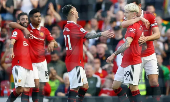 Cầu thủ Man Utd chia vui với Alejandro Garnacho sau bàn ấn định tỷ số trận thắng Wolves 2-0 cuối
                      tuần trước. Ảnh: Reuters